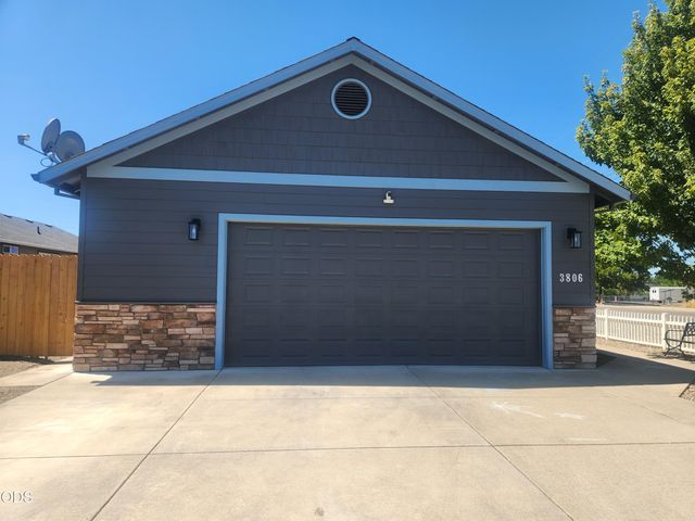 3806 Valley Meadows Drive, White City, OR 97503