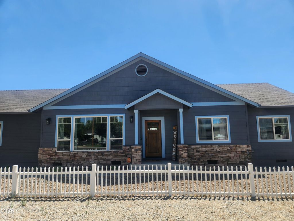 3806 Valley Meadows Drive, White City, OR 97503