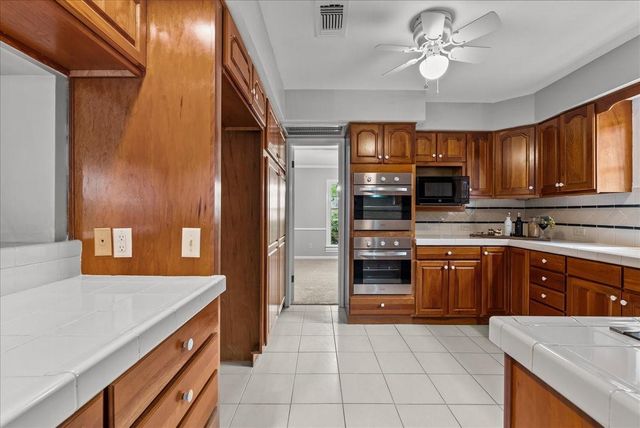 606 Forest Lake Drive, Seabrook, TX 77586