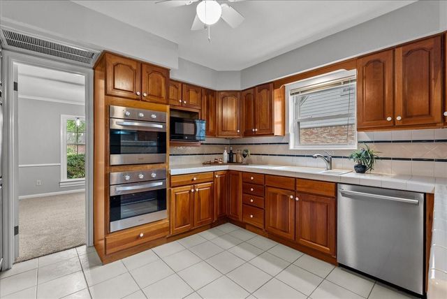 606 Forest Lake Drive, Seabrook, TX 77586