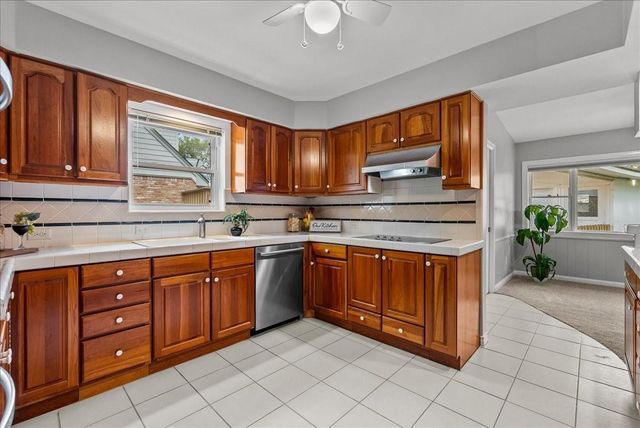 606 Forest Lake Drive, Seabrook, TX 77586