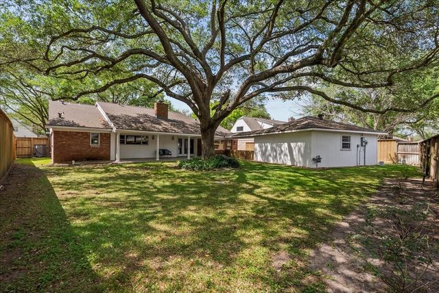 606 Forest Lake Drive, Seabrook, TX 77586