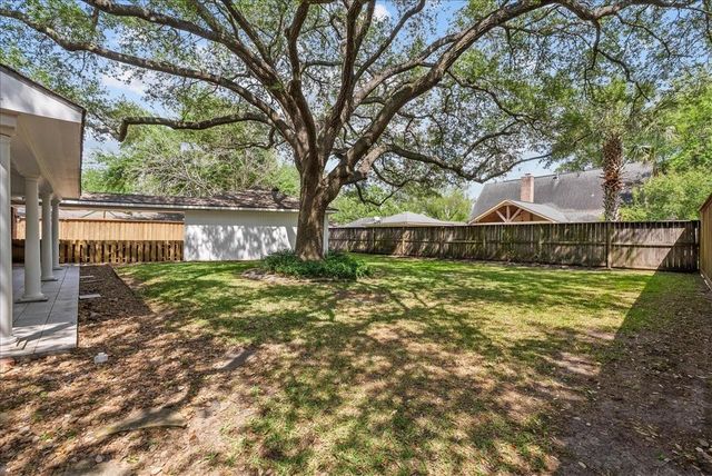 606 Forest Lake Drive, Seabrook, TX 77586