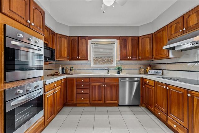 606 Forest Lake Drive, Seabrook, TX 77586