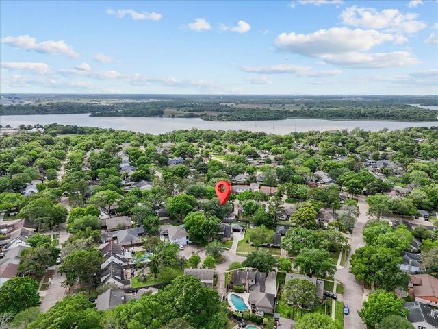 606 Forest Lake Drive, Seabrook, TX 77586