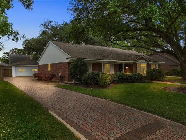 606 Forest Lake Drive, Seabrook, TX 77586