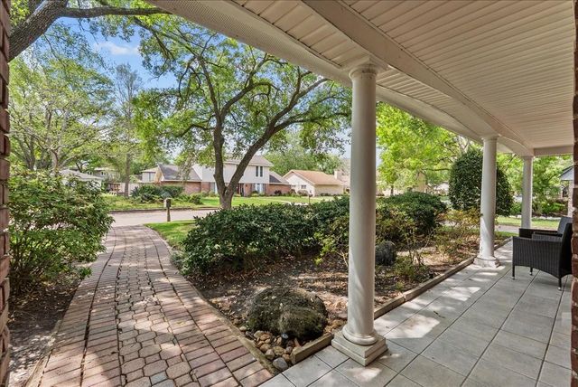 606 Forest Lake Drive, Seabrook, TX 77586