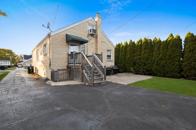 1907 Suffolk Avenue, Westchester, IL 60154