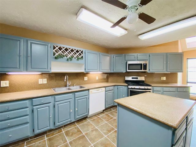 2001 Highland Hills Drive, Sugar Land, TX 77478