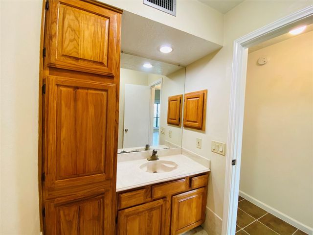 2001 Highland Hills Drive, Sugar Land, TX 77478