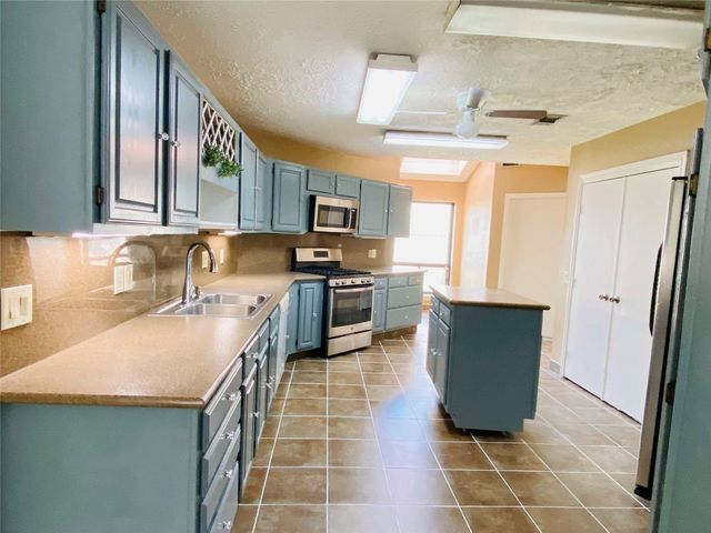 2001 Highland Hills Drive, Sugar Land, TX 77478