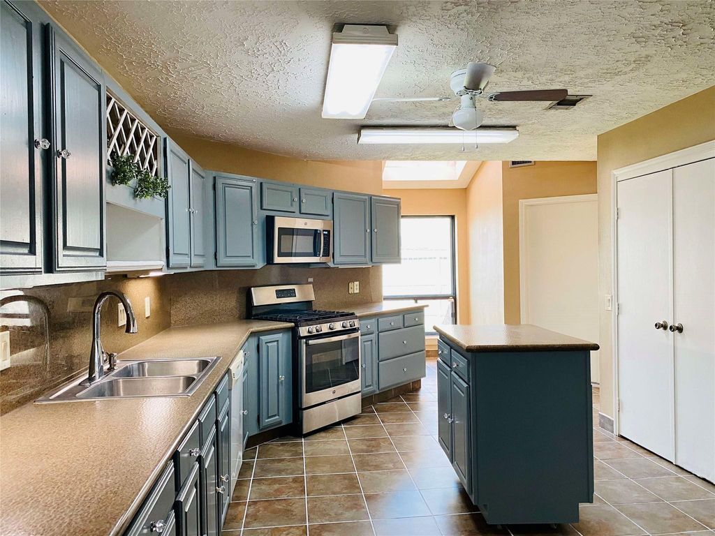 2001 Highland Hills Drive, Sugar Land, TX 77478