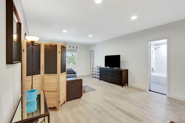 2426 SE 17th Street 305, Fort Lauderdale, FL 33316
