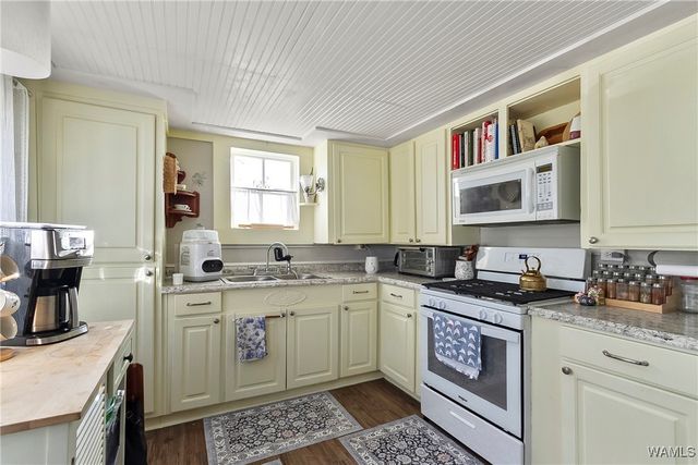 407 1st N, Reform, AL 35481