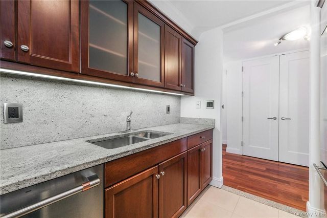 10 City Place 2D, White Plains, NY 10601