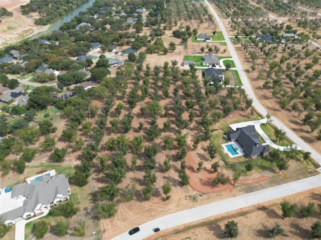 930 E Landings Drive, Granbury, TX 76049