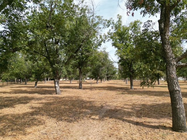 930 E Landings Drive, Granbury, TX 76049