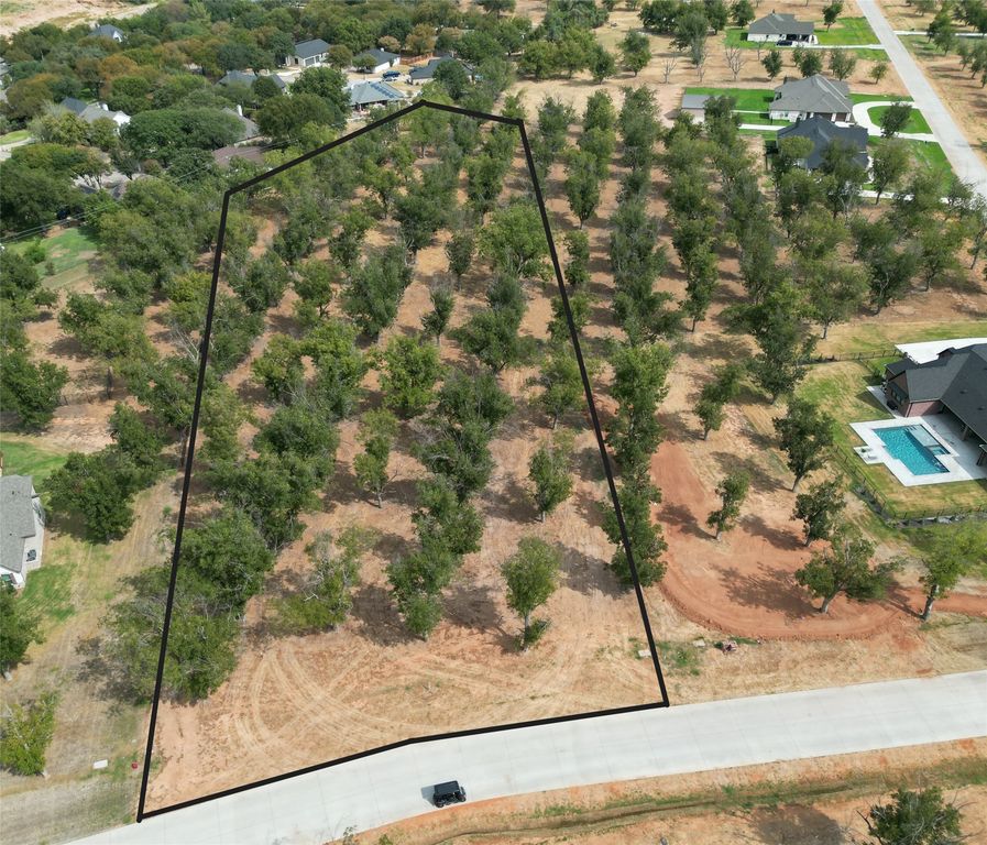 930 E Landings Drive, Granbury, TX 76049