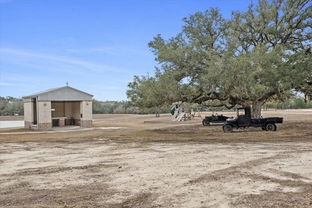 6116 E State Highway 71, La Grange, TX 78945