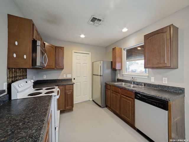 529 Indian Crossing, Jourdanton, TX 78026