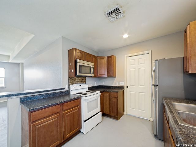 529 Indian Crossing, Jourdanton, TX 78026