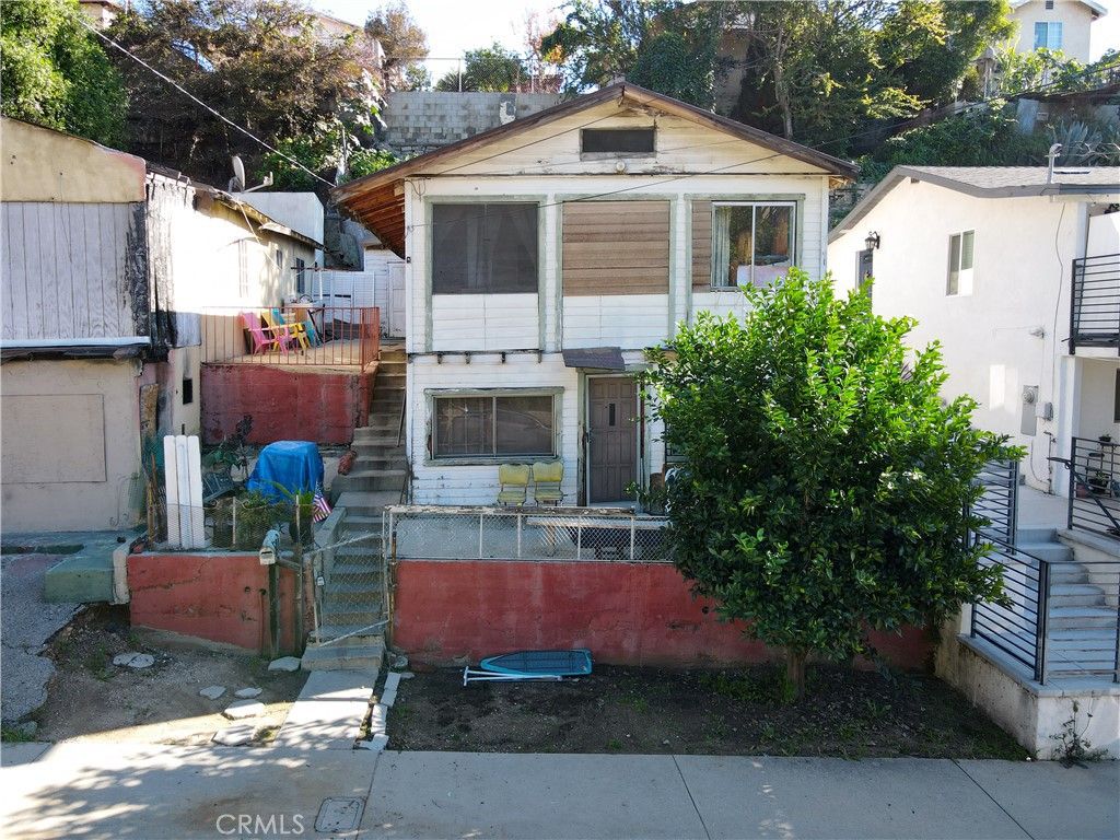 Image 1 of property listing at 808 Record, Los Angeles, CA 90063