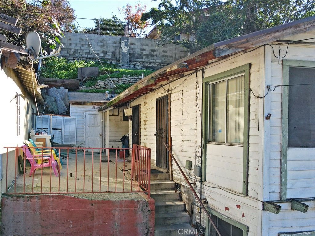 Image 2 of property listing at 808 Record, Los Angeles, CA 90063
