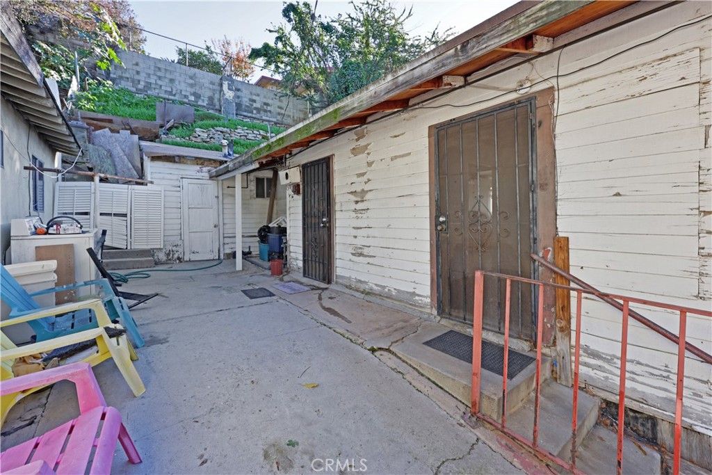 Image 4 of property listing at 808 Record, Los Angeles, CA 90063