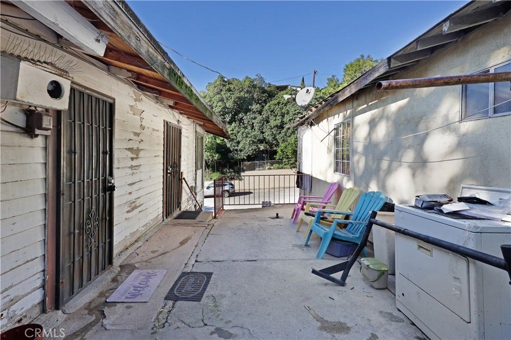 Image 5 of property listing at 808 Record, Los Angeles, CA 90063