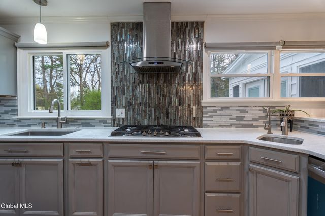 2292 Pinehaven Drive, Niskayuna, NY 12309