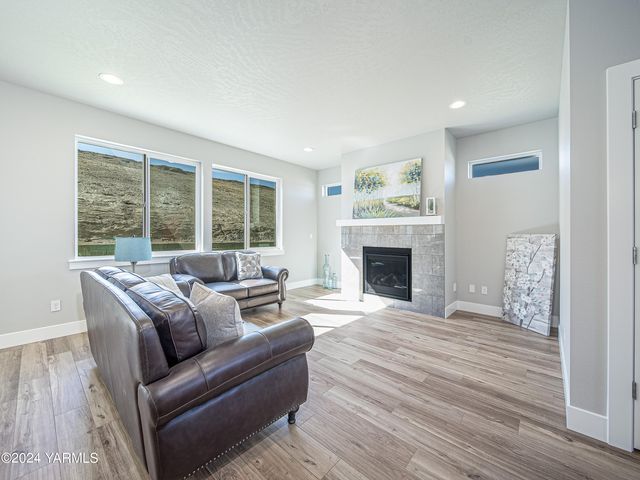 W 1323 Pax Ct, Sunnyside, WA 98944