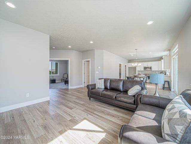 W 1323 Pax Ct, Sunnyside, WA 98944
