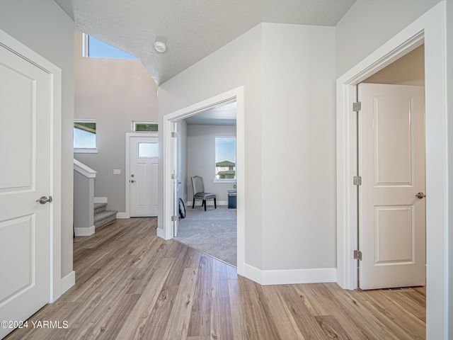 W 1323 Pax Ct, Sunnyside, WA 98944