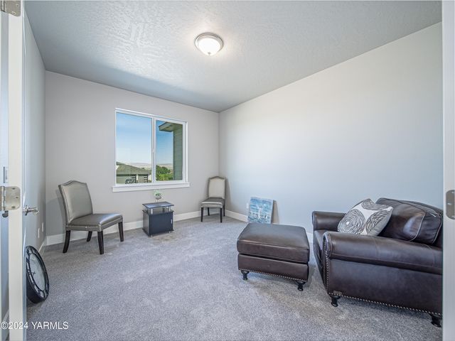 W 1323 Pax Ct, Sunnyside, WA 98944