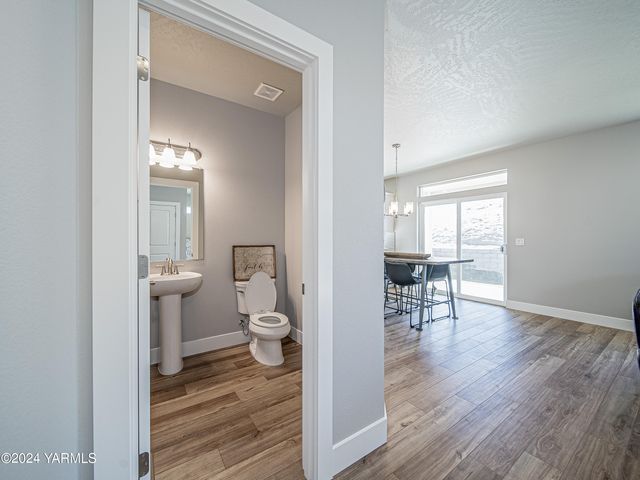 W 1323 Pax Ct, Sunnyside, WA 98944