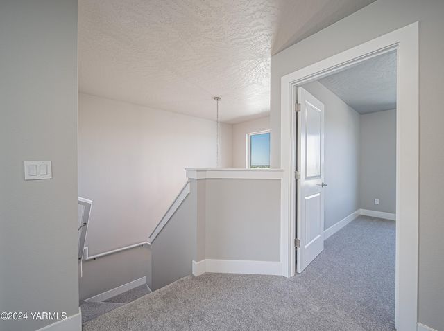 W 1323 Pax Ct, Sunnyside, WA 98944