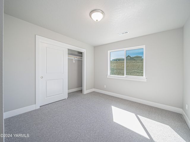 W 1323 Pax Ct, Sunnyside, WA 98944