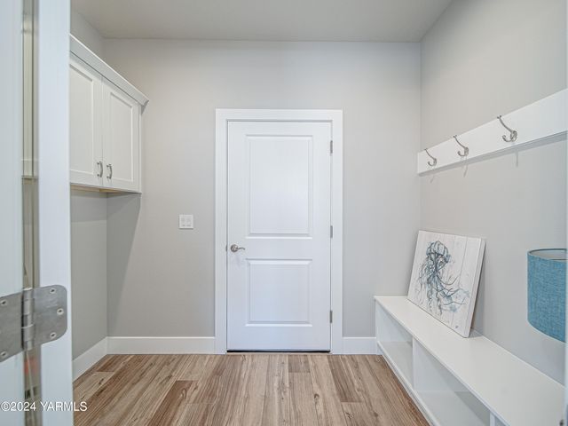 W 1323 Pax Ct, Sunnyside, WA 98944