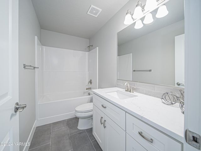 W 1323 Pax Ct, Sunnyside, WA 98944
