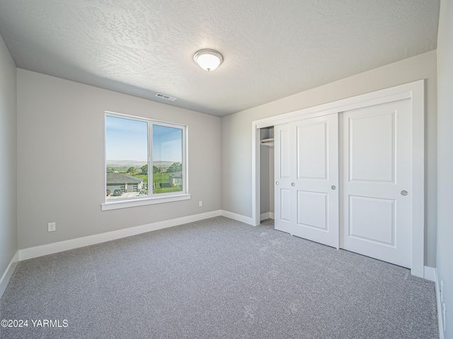 W 1323 Pax Ct, Sunnyside, WA 98944