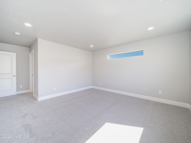 W 1323 Pax Ct, Sunnyside, WA 98944