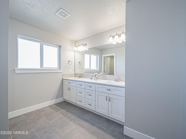 W 1323 Pax Ct, Sunnyside, WA 98944