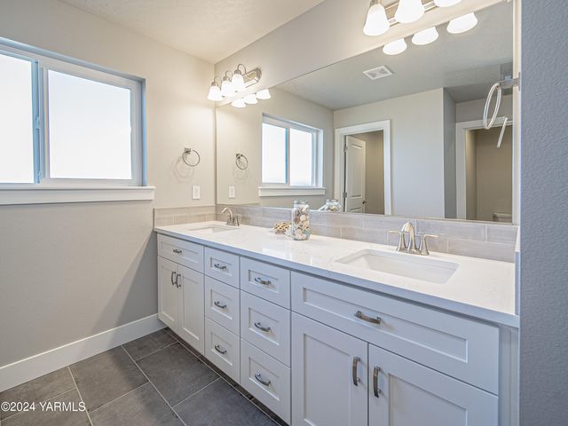 W 1323 Pax Ct, Sunnyside, WA 98944