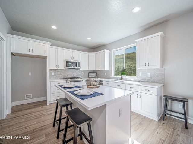 W 1323 Pax Ct, Sunnyside, WA 98944