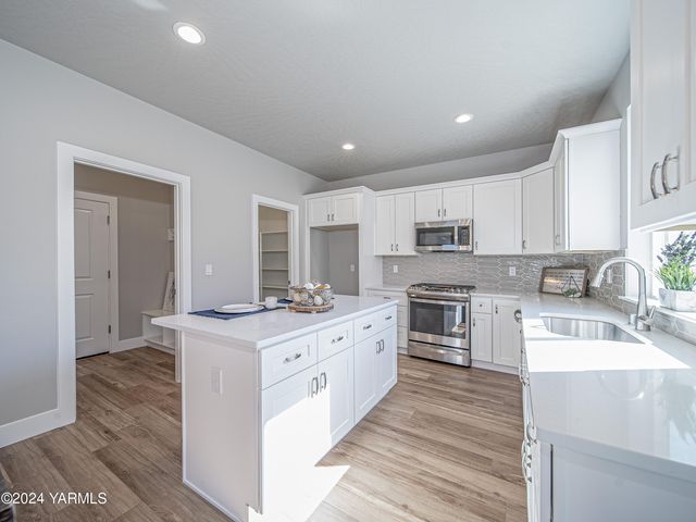 W 1323 Pax Ct, Sunnyside, WA 98944