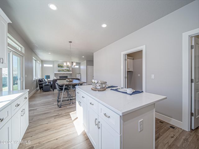 W 1323 Pax Ct, Sunnyside, WA 98944