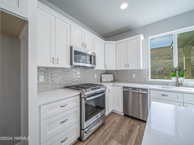 W 1323 Pax Ct, Sunnyside, WA 98944