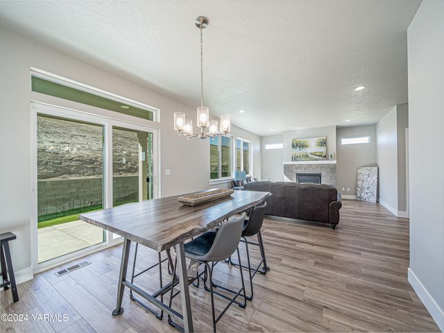 W 1323 Pax Ct, Sunnyside, WA 98944
