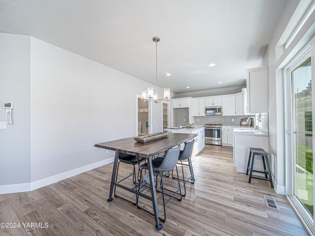 W 1323 Pax Ct, Sunnyside, WA 98944