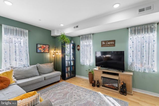 1940 S 6TH ST, Philadelphia, PA 19148